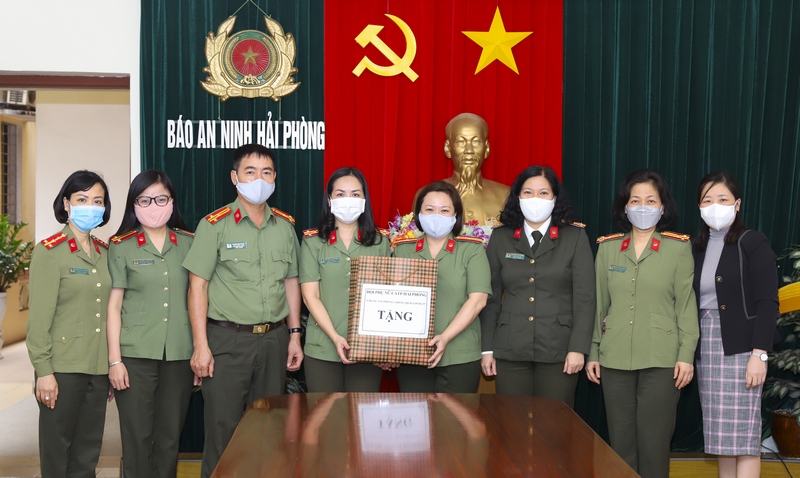 Hội phụ nữ CATP tặng khẩu trang và cồn sát trùng tới Hội phụ nữ Báo An ninh Hải Phòng